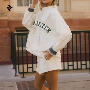 Tuta Sportiva Personalizzata con Patch Ricamate, Set Due Pezzi con Pantaloncini per <span class=keywords><strong>Donne</strong></span>, Felpa di Alta Qualità con Collo Rotondo e Pantaloncini - Product Image 4