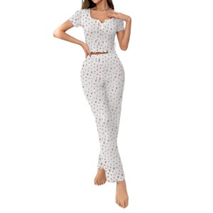 Set <span class=keywords><strong>da</strong></span> Casa di Alta Qualità per Donna con <span class=keywords><strong>Camicia</strong></span> <span class=keywords><strong>da</strong></span> <span class=keywords><strong>Notte</strong></span> a Maniche Corte <span class=keywords><strong>Invernale</strong></span> e Pantaloni Lunghi con Orlo Arrotolato, Stampa Floreale Piccola e Motivo a Piselli, in Poliestere - Product Image 5