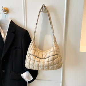 Sac messager en nylon à bandoulière unique pour femme Jianghu, doublure en coton, fermeture éclair, design plissé, style tendance urbain, utilisation toutes saisons - Product Image 3