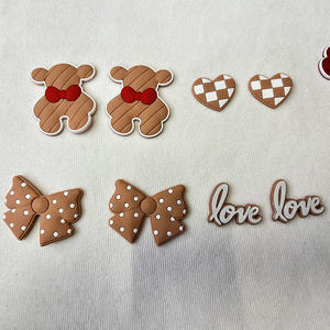 थोक pvc आकर्षण जूते सामान ट्रेंडी गुलाबी कस्टम डिजाइनर क्लोज सजावट के साथ फूल श्रृंखला कार्टून शैली बकल बैग आकर्षण - Product Image 4