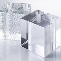 Système de suspension pour briques de verre transparentes et colorées avec kit de câbles en acier pour cloisons de bureau modernes, écrans de séparation et présentoirs muraux.
