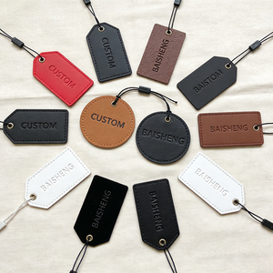 Boutique hangtag op maat, geprägd PU leer, imitatie suède, gestikte metalen ringetjes in diverse vormen, voor hondenkleding en hondenhalsbanden - Product Image 1