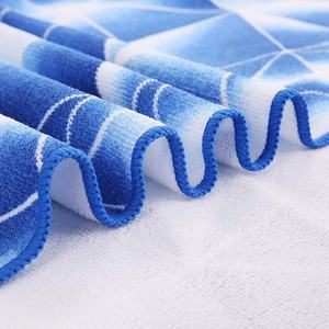 <span class=keywords><strong>Serviette</strong></span> <span class=keywords><strong>de</strong></span> <span class=keywords><strong>plage</strong></span> <span class=keywords><strong>personnalisable</strong></span> en microfibre <span class=keywords><strong>de</strong></span> velours double face, absorbante, hypoallergénique, à séchage rapide, avec motif sportif imprimé - Product Image 4