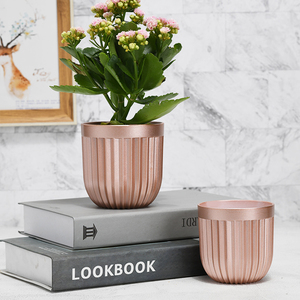 Macetas de Plástico Geométricas Cilíndricas Nórdicas Personalizadas, Pequeñas y Modernas, Compra al por Mayor de Macetas de Flores Doradas y Maceteros a Bajo Precio - Product Image 3
