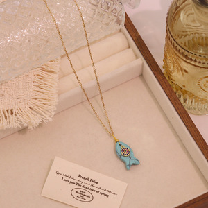 Collier pendentif délicat en forme de poisson en pierre naturelle et zircon, chaîne à maillons en acier inoxydable plaqué or, mignon et tendance pour femme, usage quotidien - Product Image 5