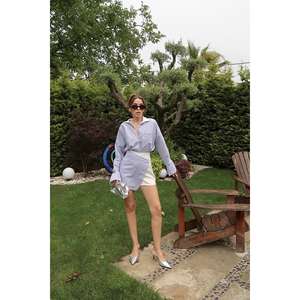 Shorts en tissu rayé blanc pour femmes avec décoration boutonnée, vêtements décontractés - Product Image 4