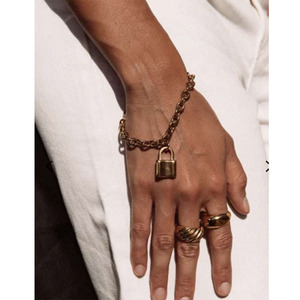 उच्च अंत सोना मढ़वाया स्टेनलेस स्टील यू आकार ताला कंगन महिलाओं के लिए थोक गहने - Product Image 1