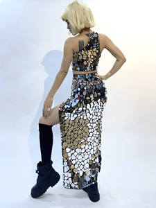 Abito a Specchio per Spettacoli, Costume Aderente con Dettagli Sottili, Top a Fascia Senza Spalline, Gonna Lunga con Spacco Alto - Product Image 3