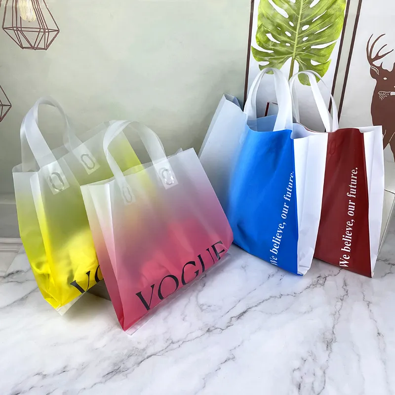 Sac cadeau en plastique givré en gros d'usine de Yiwu impression personnalisée magasin de vêtements sac à provisions mode sac fourre-tout épaissi