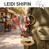 Porte-clés poney en peluche fait main avec logo personnalisé, décor fraise bleue, esthétique cheval à bascule, pendentif de sac, impression numérique, doux et durable