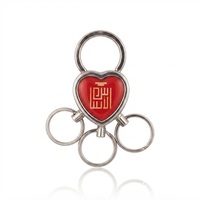 Porte-clés mousqueton multi-anneaux en forme de cœur, motif dessin animé, logo calligraphie arabe en émail rouge, en métal argenté, promotionnel pour marque de parfum