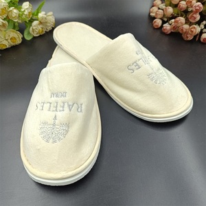 Chaussons jetables personnalisés en coton velours pour les clients de l'hôtel Chaussons unisexes Broderie du logo de l'hôtel <span class=keywords><strong>RAFFLES</strong></span> - Product Image 1