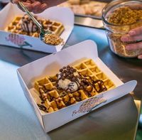 Plateau à gaufres belges roses biodégradable et recyclable de qualité alimentaire avec logo personnalisé pour emballer des tartes aux fruits, des mini-gâteaux au fromage