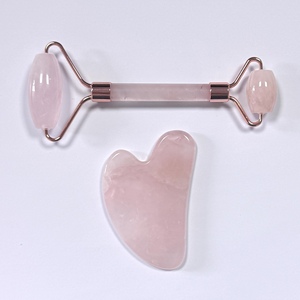 Rodillo de masaje facial y guasha de cuarzo rosa natural, color rosa, con efecto refrescante. - Product Image 4