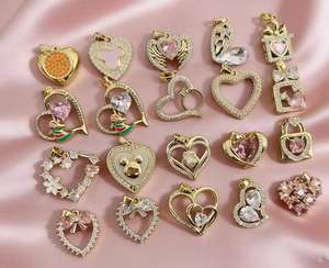 Pendentif en forme de cœur de style planète avec pierre rose plaqué or, double cœur, charmes en cristal rose pour collier, vente en gros de charmes - Product Image 3