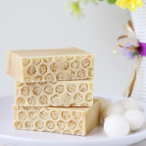 Savon solide artisanal en soie de Marseille au miel en nid d'abeille Moyu, en stock, pour femmes enceintes et nourrissons - Product Image 1
