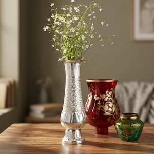 Moderno Florero de Metal Plateado Hecho a Mano - Product Image 3