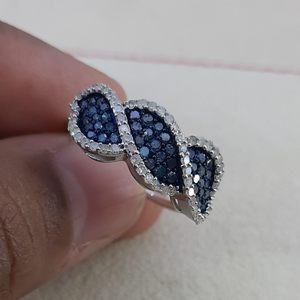 แหวนเพชร Jewelspaark 0.90 กะรัต ทรงกลม สีขาวและสีน้ำเงิน เงินแท้ 925 เครื่องประดับหมั้นสำหรับผู้หญิง - Product Image 2