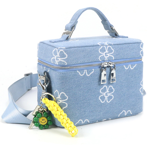 Sac en toile personnalisé OEM ODM, sac à maquillage en denim à imprimé floral pour femmes, trousse de toilette de voyage carrée avec poignée supérieure et bandoulière - Product Image 3