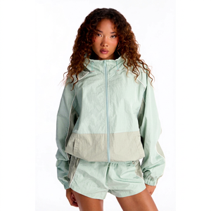 Ensemble de survêtement décontracté 2 pièces pour femme : coupe-vent léger, sweat à capuche froissé et short, taille élastique - Product Image 1