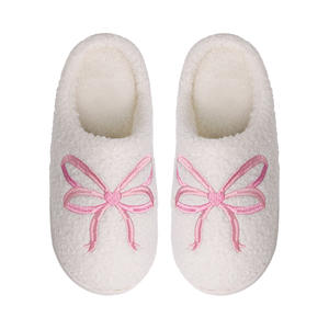 Pantuflas de regalo para el Día de San Valentín para mujer, pantuflas de interior para otoño e invierno, bordadas, peludas, antideslizantes, con lazo. - Product Image 3