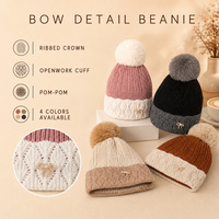 Bonnet tricoté bicolore avec broche nœud et pompon, collection hiver, vente en gros