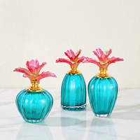 Botol Parfum Kristal Silinder Motif Bunga Crystal Coast dengan Tutup Liuli Biru dan Emas, Hiasan Bunga Pink