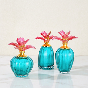Flacon de parfum cylindrique en cristal Crystal Coast Floral avec bouchon Liuli bleu et doré, motif floral rose - Product Image 1