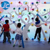 Mur d'escalade à projection interactive avec cartographie dynamique des itinéraires et système de retour visuel HD