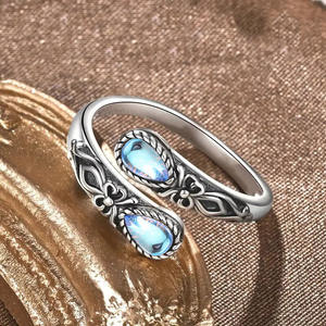 Anello T0883 con Design Floreale in Zirconia Cubica, Pietra Ovale con Incastonatura a Castone, Anelli Unisex alla Moda, Gioielli Regalo - Product Image 1