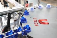 Machine d'assemblage automatique de bouchons en plastique pour détergent à lessive