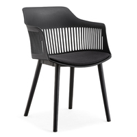 Chaise en PP de conception moderne en gros avec accoudoirs, ensemble de meubles de salle à manger en plastique, tables et chaises pour restaurant, café, hôtel