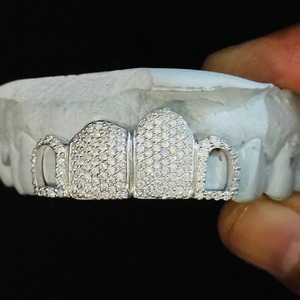 STAR JEWELLERY Christian 925 Sterling Silver VVS Moissanite Iced Out Grillz dentaire unisexe pour un usage quotidien - Product Image 1
