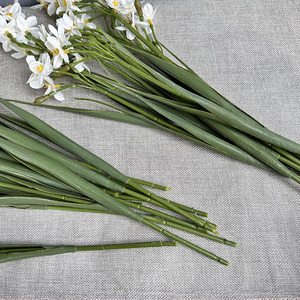 Narcisi Artificiali a 4 Teste da 44cm Direttamente dalla Fabbrica, Fiori di Narciso in Seta all'Ingrosso per Decorazione Casa e Tavola - Product Image 3