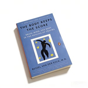 Le corps garde la mémoire : Livre sur la santé mentale et la récupération des traumatismes par Bessel <span class=keywords><strong>van</strong></span> der Kolk M.D. - Product Image 6