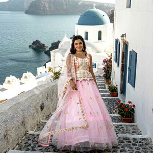 Ensemble indien pakistanais rose brodé, comprenant une blouse peplum sans manches, un lehenga en tulle et une étole, tenue de mariage festive - Product Image 1
