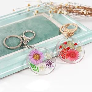 High Quality Cute Round Shape Pressed Flower Gold Keychain Dried Flower Clear Resin Keychain