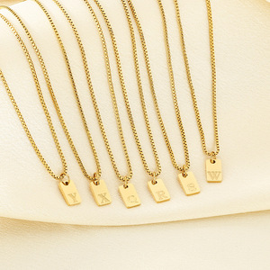 Collar con colgante de 26 letras inglesas a la moda, collar de <span class=keywords><strong>cadena</strong></span> de caja cuadrada pequeña creativa de aleación chapada en <span class=keywords><strong>oro</strong></span> para mujeres y hombres - Product Image 2
