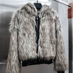 Chaqueta Corta con Capucha de Piel Sintética Gruesa de Doble Capa de Alta Calidad, con Cierre, Estilo Cargo, con Remaches Metálicos Negros - Product Image 5