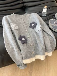 Cardigã Feminino Estilo Coreano Solto de Tricô para Outono Inverno Design Casual com Flores Bordadas e Decoração de Botões - Product Image 4