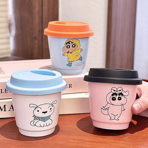 แก้วเซรามิคลายการ์ตูนเครยอนชินจัง พร้อมฝาและหูจับ สีฟ้า ส้ม เหลือง ชมพู สำหรับเดินทาง ใช้ในออฟฟิศ แก้วเดี่ยว - Product Image 2