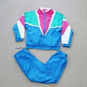사용자 정의 로고 도매 스트리트웨어 스포츠 <span class=keywords><strong>90S</strong></span> 폴리에스터 남성용 빈티지 나일론 바지와 재킷 세트 복고풍 윈드 브레이커 세트 운동복