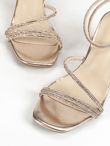 รองเท้าส้นหนาประดับคริสตัลแบบหัวเข็มขัดสีแชมเปญ แฟชั่นฤดูร้อนปี 2025 รองเท้าส้นสูงสำหรับงานปาร์ตี้สำหรับผู้หญิง - Product Image 5