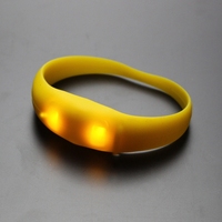 Beleuchtete Feiertage Personalisiertes LED-Armband mit Logo Ein Werbeartikel, der Leuchtet