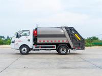 Nouveau mini camions de transfert d'ordures à carburant diesel de 5 mètres cubes compacteur 4x2 boîte de vitesses manuelle
