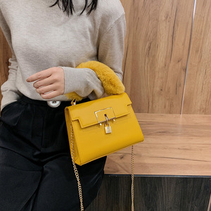 Femmes de luxe Couleur Unie Lichee Pu Sac À Bandoulière En Cuir Fausse Fourrure Poignée Chaîne Hiver Sacs À Main Avec Serrure - Product Image 6