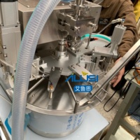 Machine automatique de remplissage et de bouchage de sachets souples pour détergent, shampoing, jus et sauces