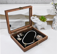 Petite vitrine à bijoux en bois avec dessus en verre et coussin de présentation en velours noir luxueux amovible, conçue pour les objets de collection