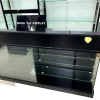 Luxuriöse Vitrine mit Mehrschichtigen Glasregalen LED-Beleuchtete Schiebetüren aus Glas Robuste Massive Rückwand Freistehend