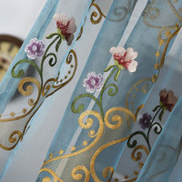 Voilage classique européen en polyester bleu poudré avec broderie florale dorée, filtrant la lumière, pour salon et chambre à coucher